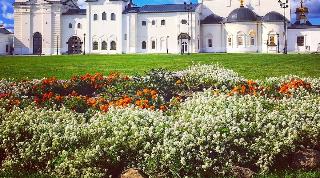 Hidden in the West of Siberia is its former capital, the small city of Tobolsk. Although you can see all the attractions in half a day, this beautiful Kremlin alone is worth the visit.