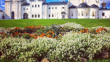 Hidden in the West of Siberia is its former capital, the small city of Tobolsk. Although you can see all the attractions in half a day, this beautiful Kremlin alone is worth the visit.