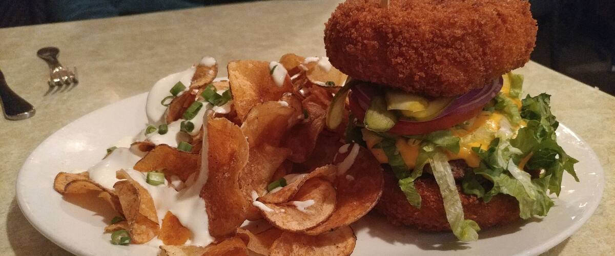 2018 burger no.9
The Cheesy Todd - American cheese,
 lettuce, tomato, red onion and pickle. Served on 
two bacon-jalapeño mac n’ cheese “buns”.