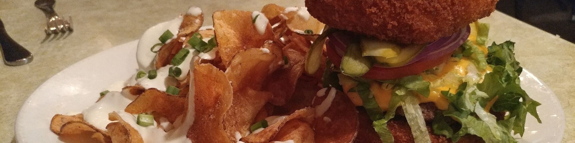 2018 burger no.9
The Cheesy Todd - American cheese,
lettuce, tomato, red onion and pickle. Served on
two bacon-jalapeño mac nâ cheese âbunsâ.