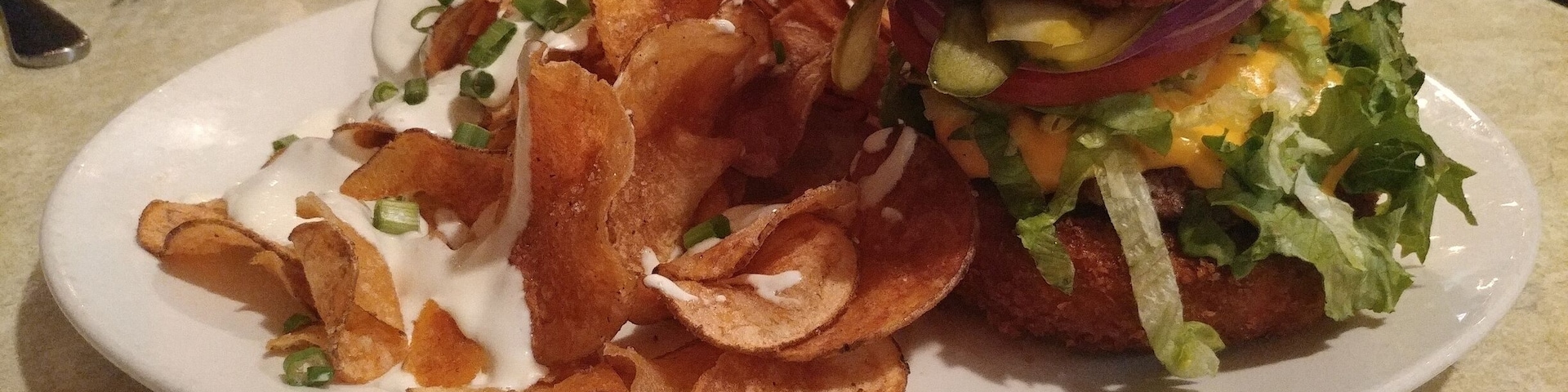 2018 burger no.9
The Cheesy Todd - American cheese,
lettuce, tomato, red onion and pickle. Served on
two bacon-jalapeño mac n’ cheese “buns”.