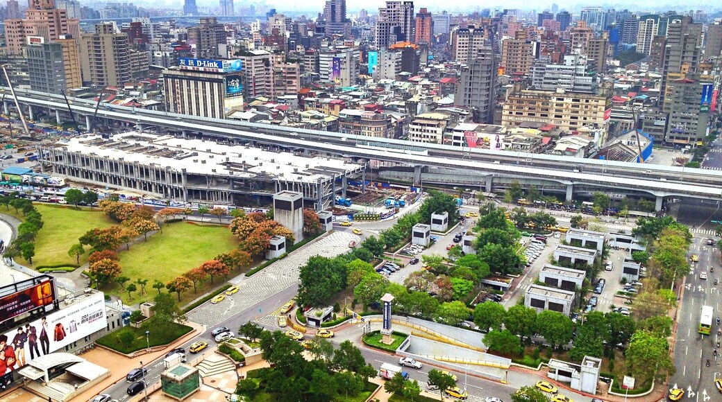 Looking down to City Centre of Taipei City (臺北市) from my hotel room. Taipei City is the capital city of the Republic of China (commonly referred to as Taiwan (臺灣),it is amazing modern city with lots of historical attractions, numerous night markets, shopping districts, as well as cultural amenities like modern coffee houses, museums, and fantastic nightlife.
#Taiwan #Taipei #TaipeiCity #CityCentre #AboveItAll #capital