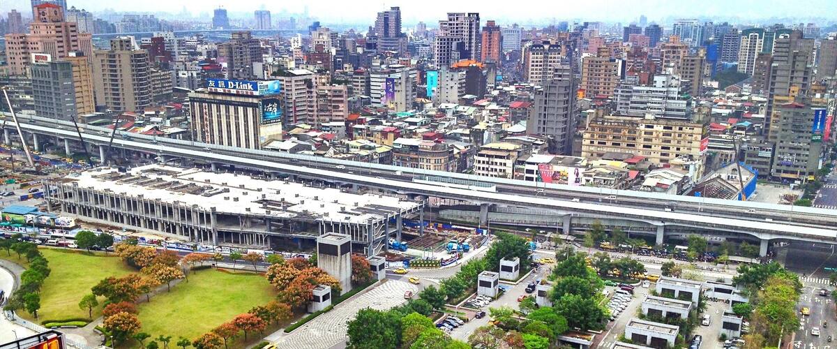 Looking down to City Centre of Taipei City (臺北市) from my hotel room. Taipei City is the capital city of the Republic of China (commonly referred to as Taiwan (臺灣),it is amazing modern city with lots of historical attractions, numerous night markets, shopping districts, as well as cultural amenities like modern coffee houses, museums, and fantastic nightlife.
#Taiwan #Taipei #TaipeiCity #CityCentre #AboveItAll #capital