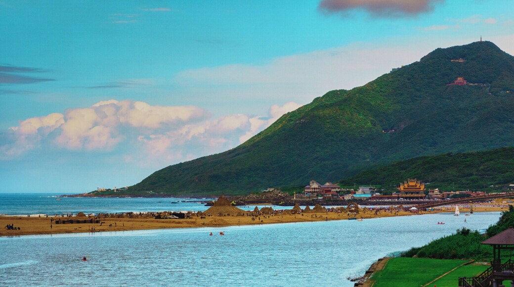 I hiked around the park close to the beach to cross as at a less busy spot. Turns out it was a nice location to capture the whole scene on a long lens! #Mountains #BvSMountains