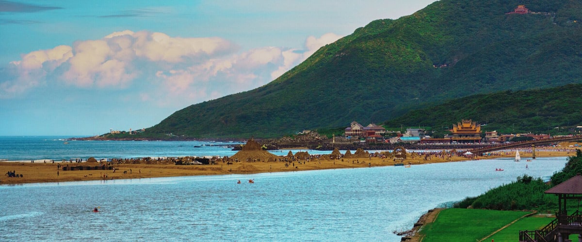 I hiked around the park close to the beach to cross as at a less busy spot. Turns out it was a nice location to capture the whole scene on a long lens! #Mountains #BvSMountains