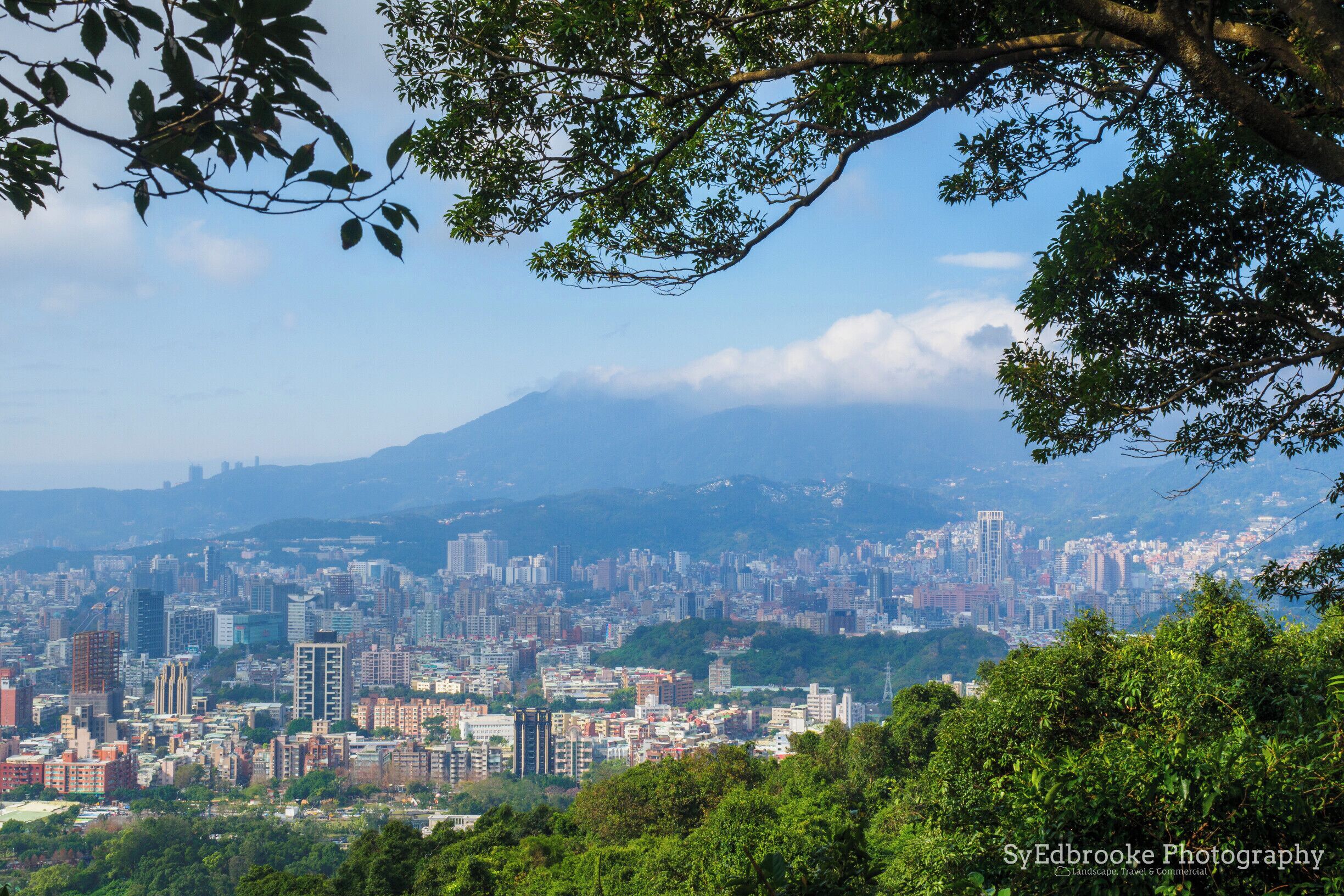 I snapped this shot of the clouds rolling over YangMingShan during the ridge hike behind the grand hotel, a pretty fun hike overall! 

#BvSParks #Parks