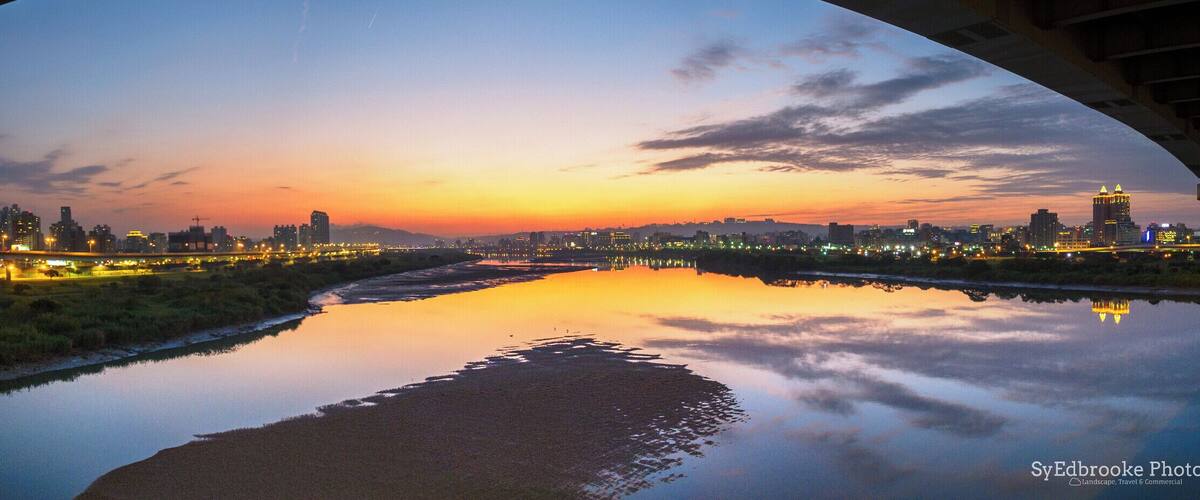 I found my way onto the bridge connecting two zones of new taipei city close to my house. While the cloud cover wasn't quite there the sunset was awesome! #BvSParks #Parks
