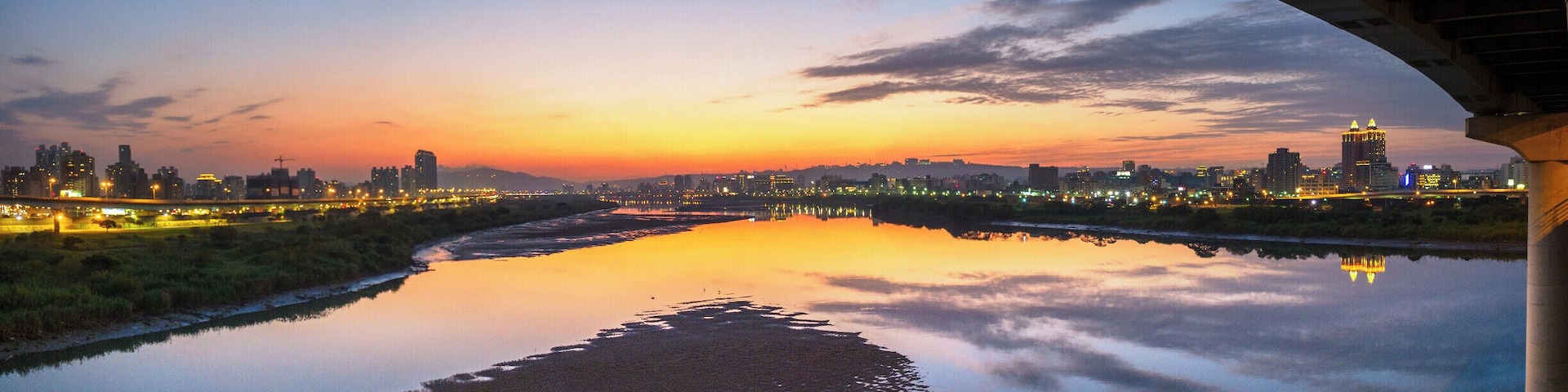 I found my way onto the bridge connecting two zones of new taipei city close to my house. While the cloud cover wasn't quite there the sunset was awesome! #BvSParks #Parks