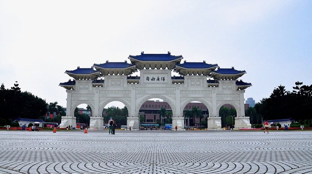 Gate of Great Centrality and Perfect Uprightness (or The Gate of Liberty Square 自由廣場牌樓) - its the greatest monument and landmark in Taiwan. This grand historical gate with 5 archways is located in the heart of Taipei, the capital of The Republic of China (Taiwan).
#Taiwan #Asia #Taipei #gate #architecture #square #monument #perspectives #TroveOnTuesday