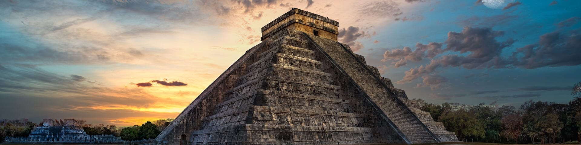 chitchenitza during sunset with the moon