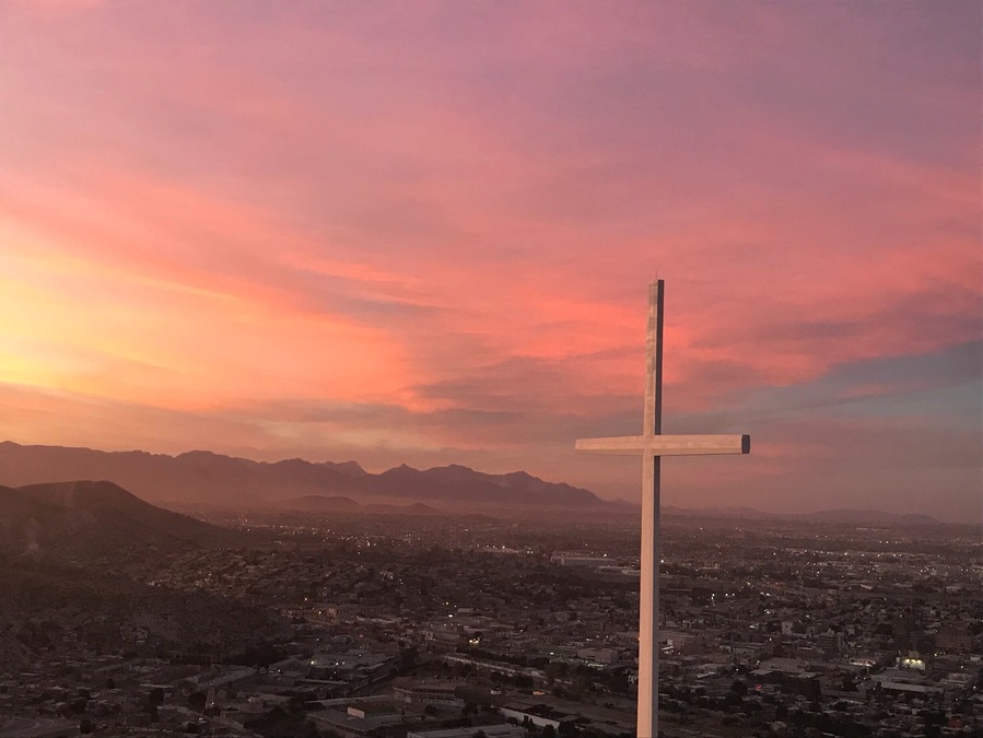 The desert sky, dramatically hopping from one color to another, in Northern Mexico. Yellow, blue, purple, pink, and red; a masterpiece with a blessing.
#torreon #coahuila #mexico #sunset #lifeatexpedia #sky #cross #cityscapes #panoramicviews #red #goldenhour