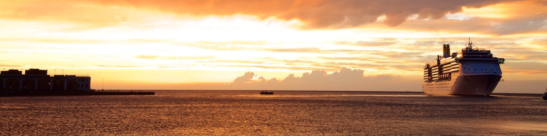 Trieste qui includes vues littorales, croisiĂšre et coucher de soleil