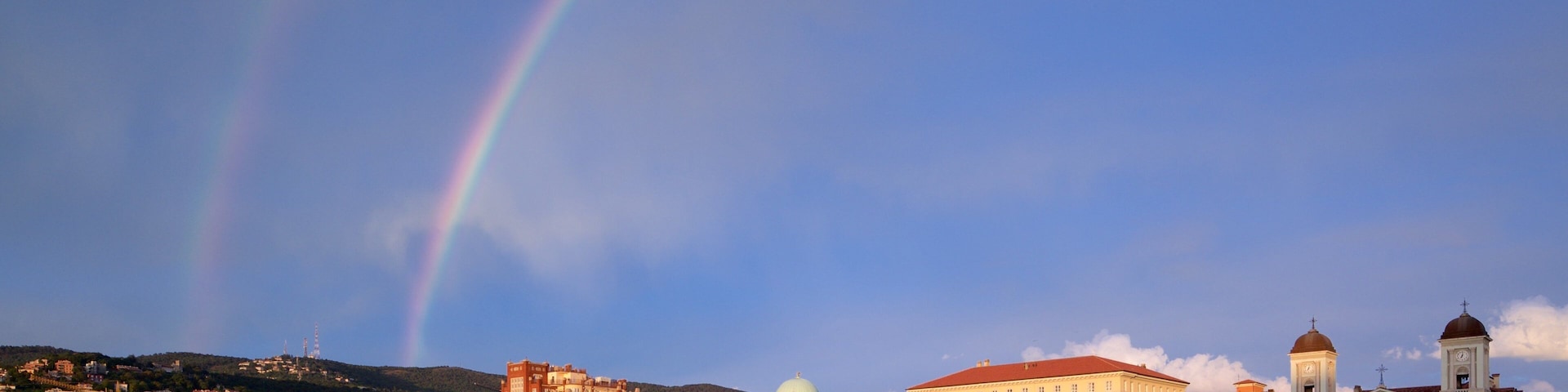 Trieste mettant en vedette vues littorales, patrimoine architectural et coucher de soleil