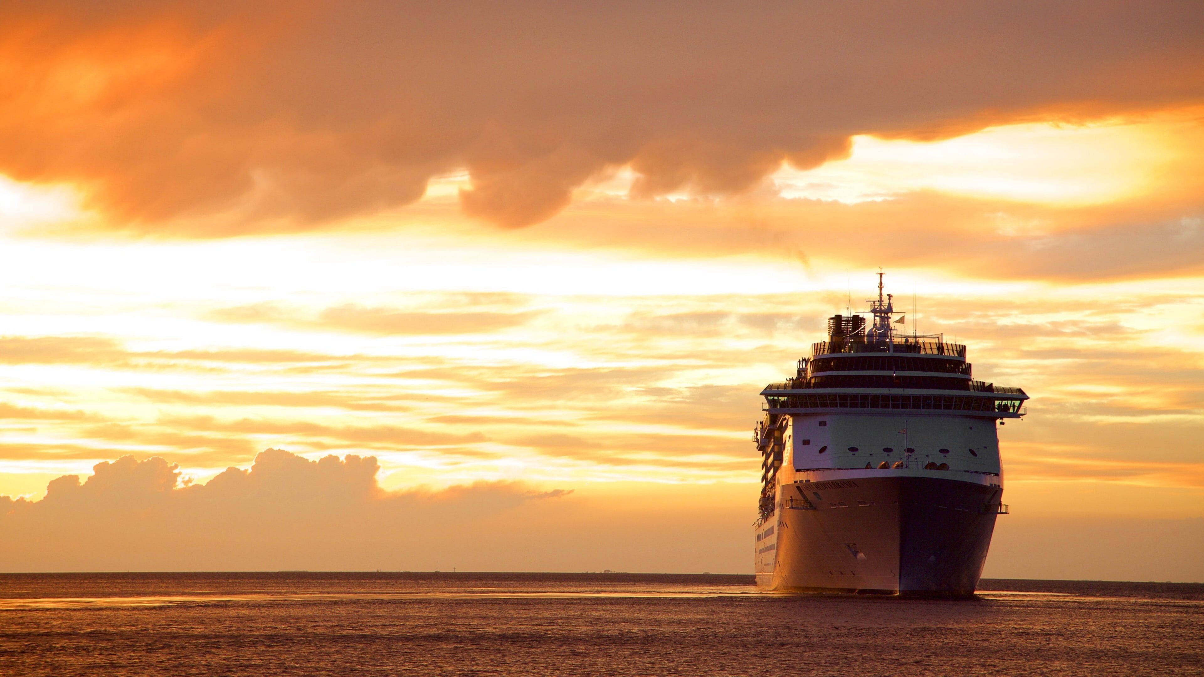 Trieste que incluye una puesta de sol, crucero y vistas generales de la costa