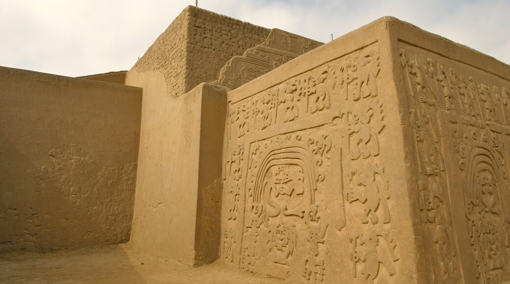 Trujillo showing heritage elements, heritage architecture and a ruin