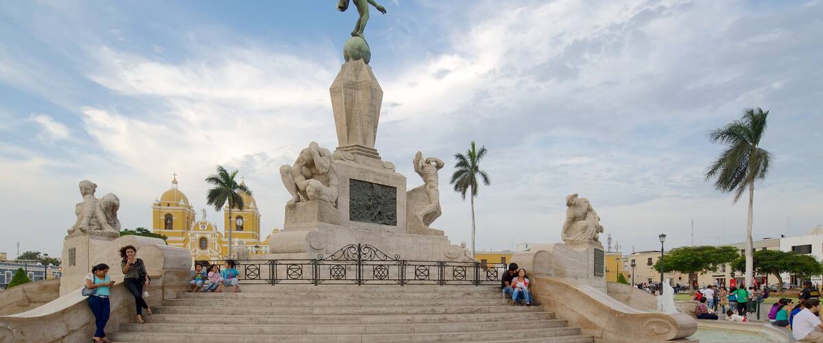 Trujillo featuring street scenes, a statue or sculpture and outdoor art