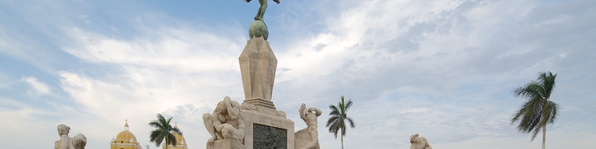 Trujillo mostrando una plaza, arte al aire libre y una estatua o escultura