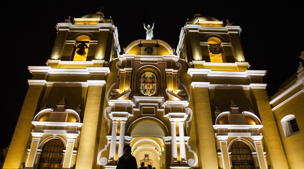 Trujillo qui includes scĂšnes de nuit et patrimoine architectural