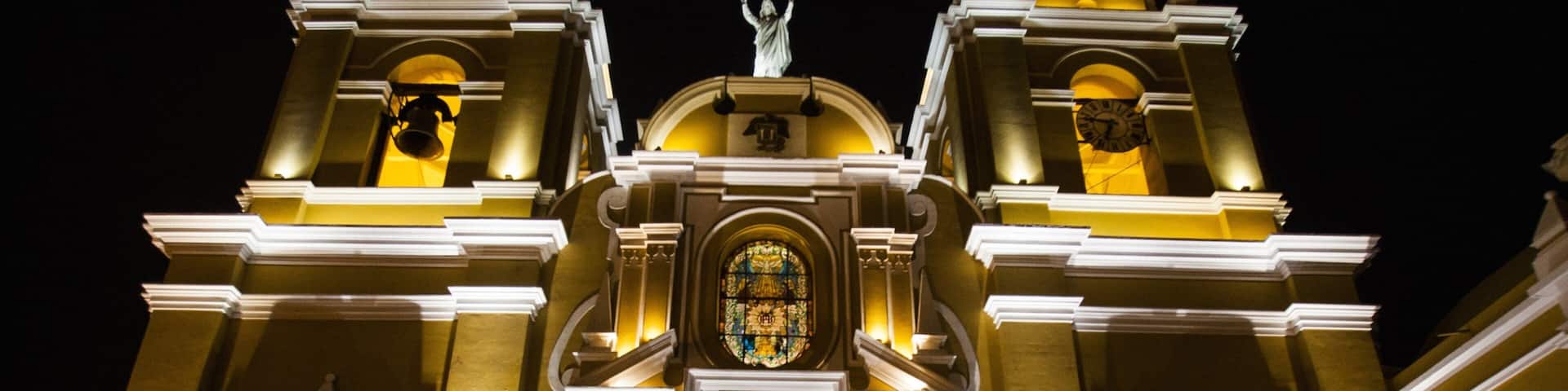 Trujillo mit einem historische Architektur und bei Nacht