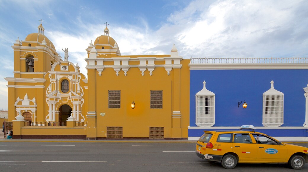 Trujillo qui includes scĂšnes de rue