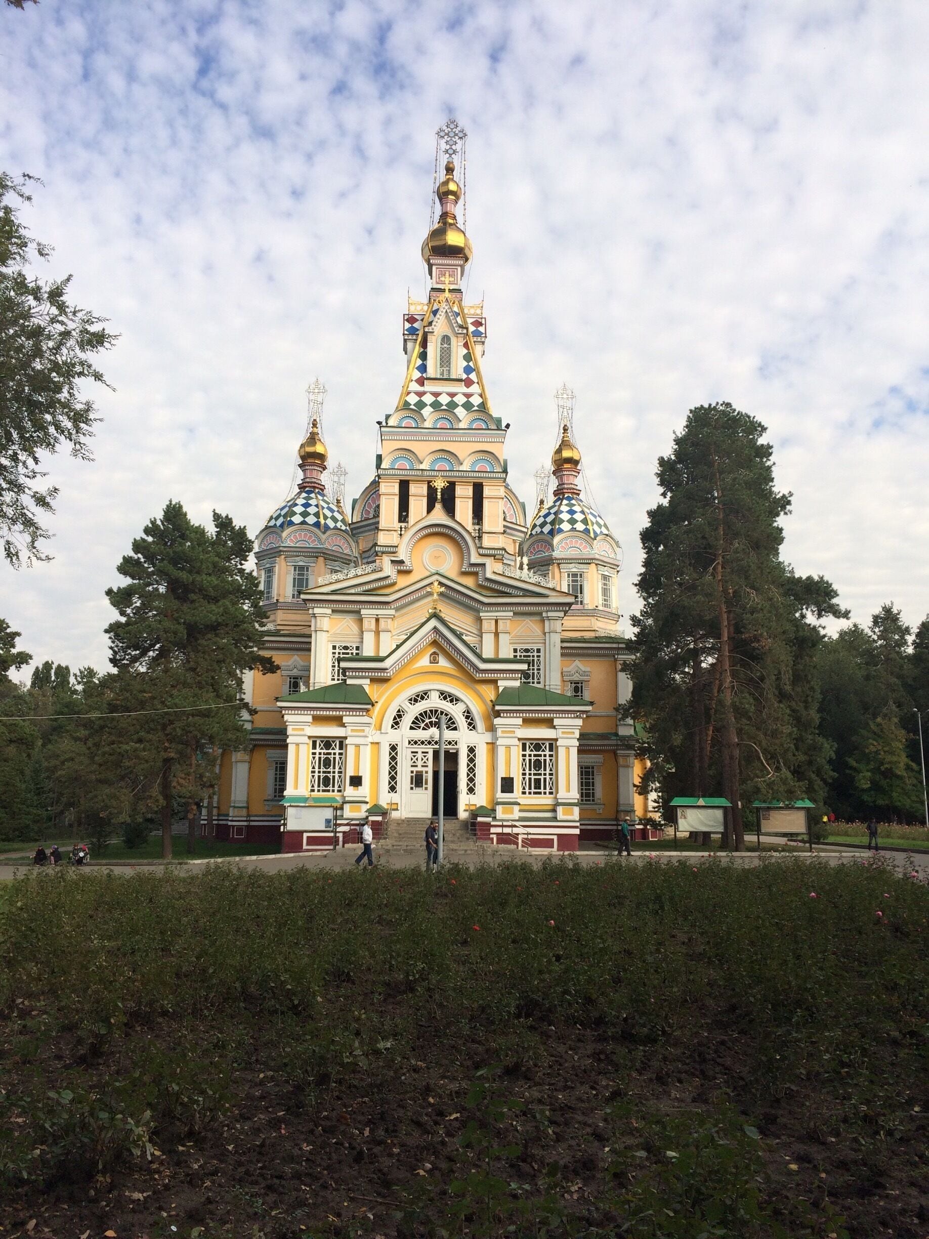 Located in one of the many parks of the very green city Almaty you find this beautiful church. Almaty seems to me like a very pleasant city to live in, beautiful mountains and nature nearby and a very nice atmosphere. 