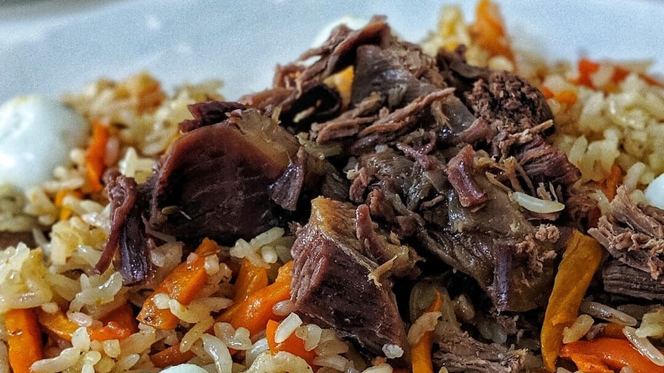 Uzbek Plov: a delicious mix of rice, meat, carrots, (quail eggs!) and spices cooked over an open fire until the bottom layer caramelizes and becomes crispy. Every bite is savory and followed by a bite of traditional bread baked in an outdoor underground stone oven 🌾
#centralasia #yum #eat