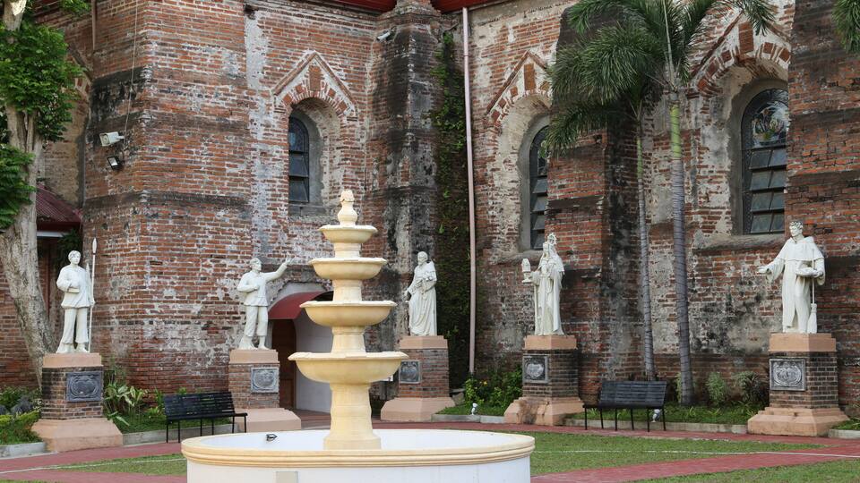 Der Innenhof von der St. Peter Metropolitan Kathedrale in Tuguegarao, Provinz Cagayan, Philippinen