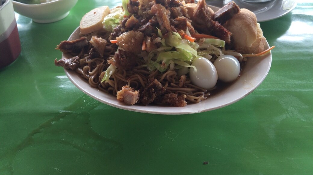 Once your in Tuguegarao City, Cagayan Valley you can't help but notice the numerous panciterias offering this famous Pancit Cabagan. A must try for every visitor😅