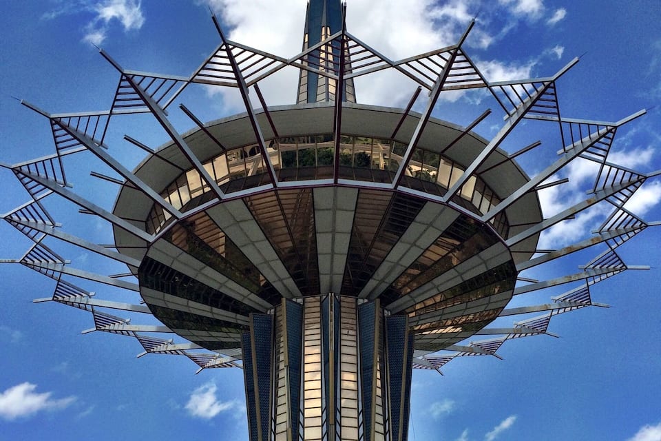 Un'alta torre con una piattaforma panoramica circolare e una guglia sulla sommità.