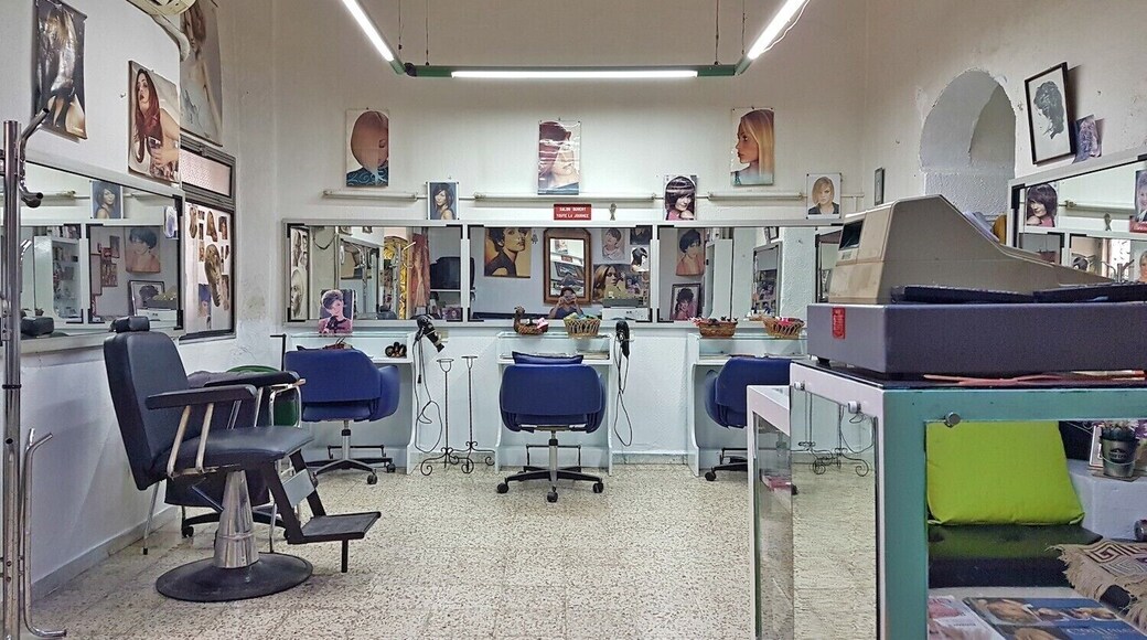 I needed a haircut and ended up in this classic salon. The friendly, talkative, elderly owner/hairdresser made the experience as he talked nonstop, and so passionately, in French despite me telling him that I don't speak French. And the haircut was excellent too!
#haircut #tunis #random #tunisbarber