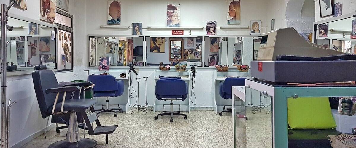 I needed a haircut and ended up in this classic salon. The friendly, talkative, elderly owner/hairdresser made the experience as he talked nonstop, and so passionately, in French despite me telling him that I don't speak French. And the haircut was excellent too!
#haircut #tunis #random #tunisbarber