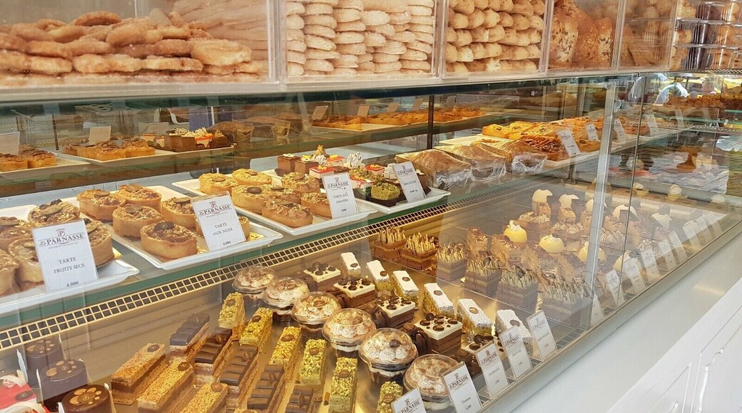 Small bakery off to the side of the popular La Parnesse Restaurant with a great selection of quality of pastries, cakes and quiches.
#bakery #tunis #caketime