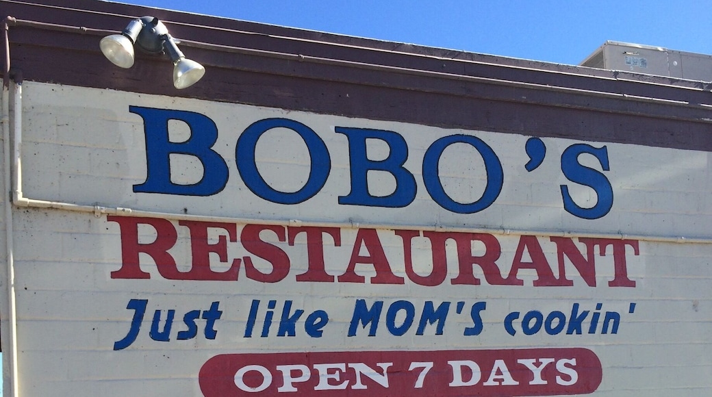 Some amazing cheap breakfast all the college kids at U of A come here. Giant pancakes and some very good omelettes come give it a try.