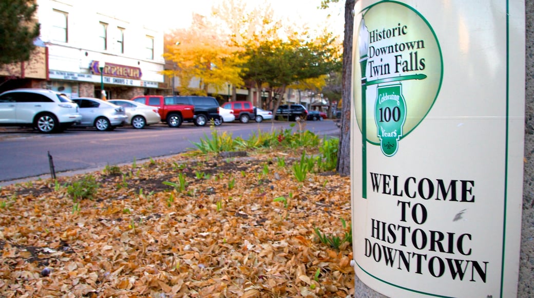 Twin Falls johon kuuluu pieni kaupunki tai kylä ja kyltit