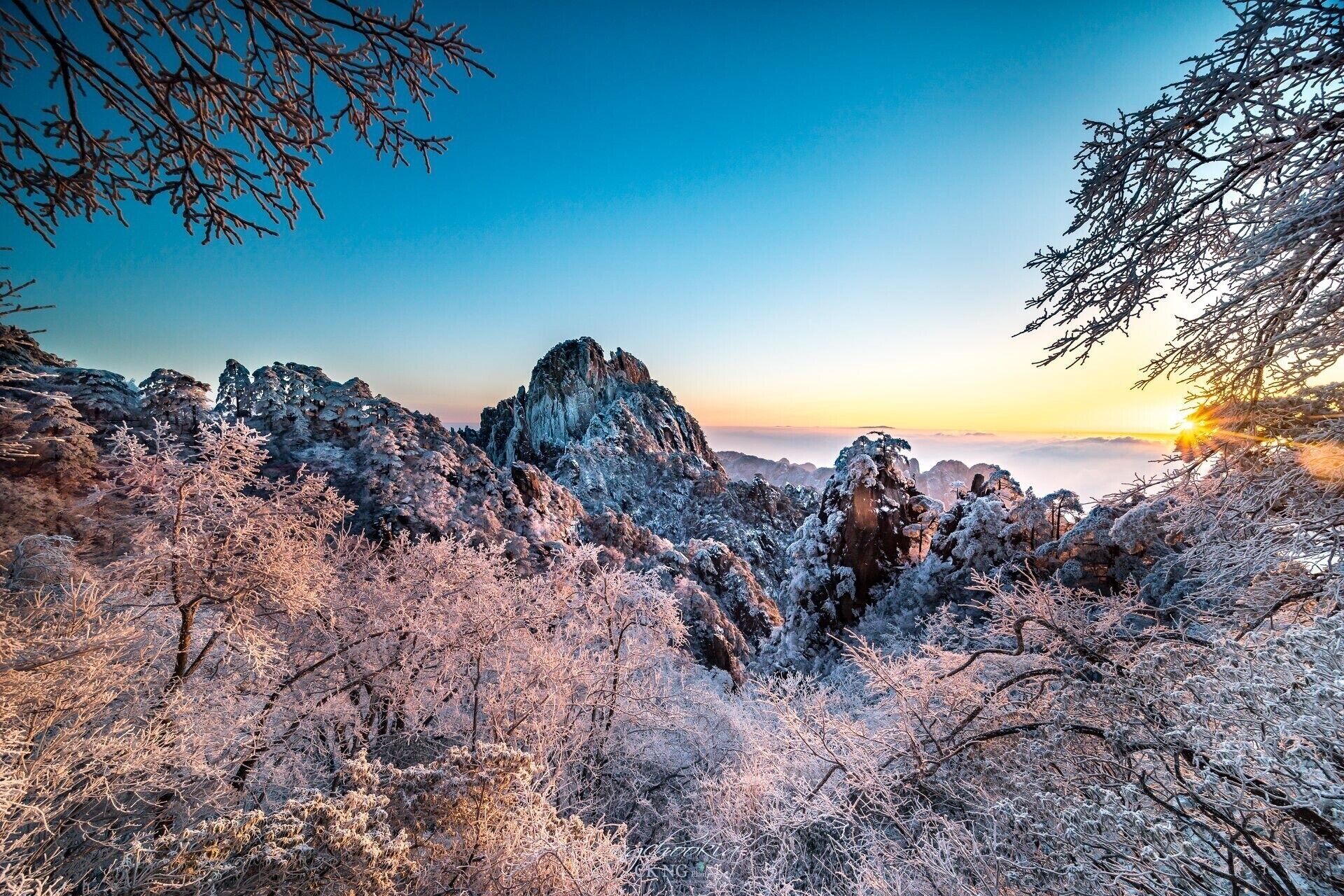 Dawn 旭日东升 II 黄山 Huangshan-China 旭日东升，黄山如同翻开了一幅精美绝伦的画卷，登顶观览堪比人间仙境。
