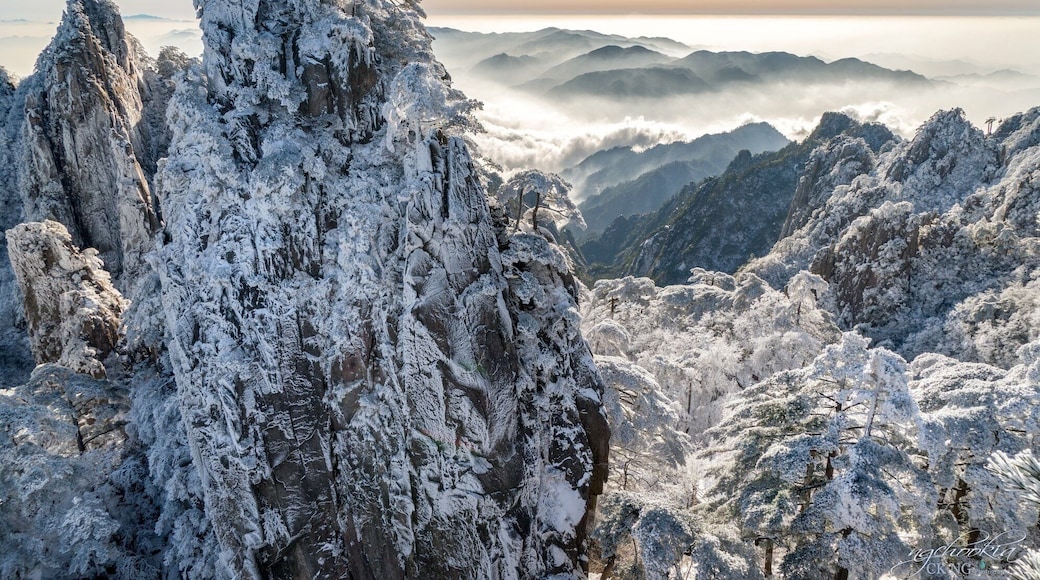 迎客松 The Welcoming Pine is greeting us II 黄山 HuangShan
在除夕夜这个充满喜悦的日子里,愿新年的钟声能带给你一份宁静和喜悦,以及我最真诚的祝福:愿你岁岁平安,事事如意!