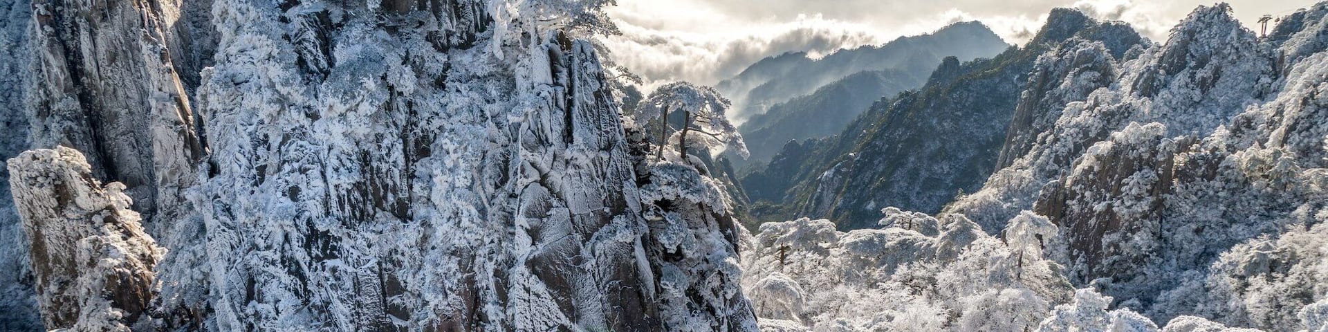 迎客松 The Welcoming Pine is greeting us II 黄山 HuangShan
在除夕夜这个充满喜悦的日子里,愿新年的钟声能带给你一份宁静和喜悦,以及我最真诚的祝福:愿你岁岁平安,事事如意!