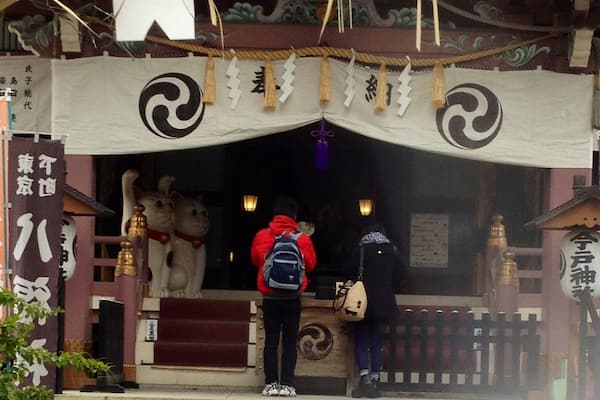 The Temple of the Beckoning Cat in Tokyo pays homage to the lucky Maneki Neko who brings wealth and good luck to its owner. #tokyo #japan