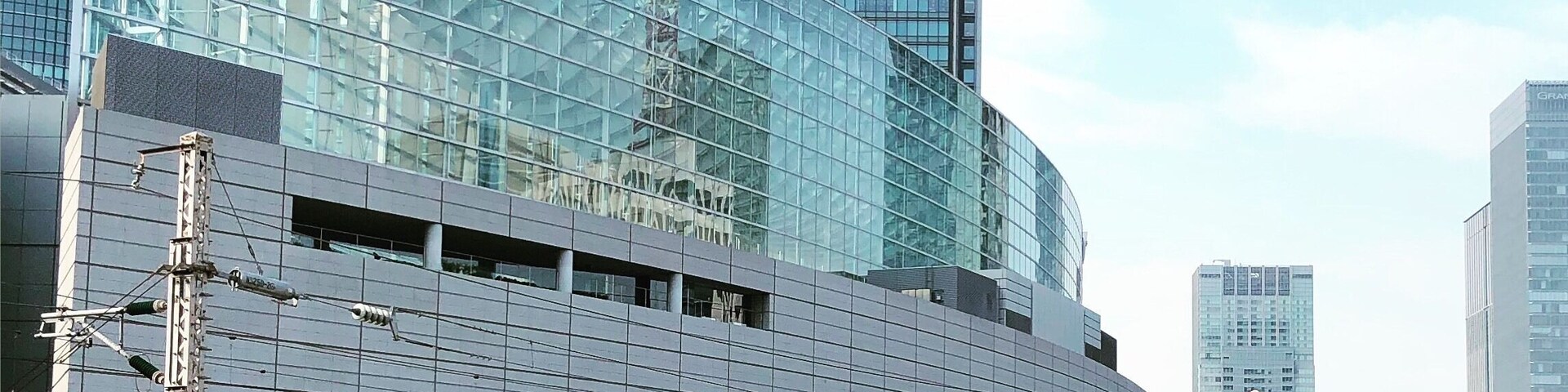 Shinkansen, or the bullet train from Tokyo to Osaka runs along urban buildings and there are many chances to capture a moment from 3F terrace of the Kotoku Kaikan building in front of the Yurakucho station.
#shinkansen #WorldPhotographyDay