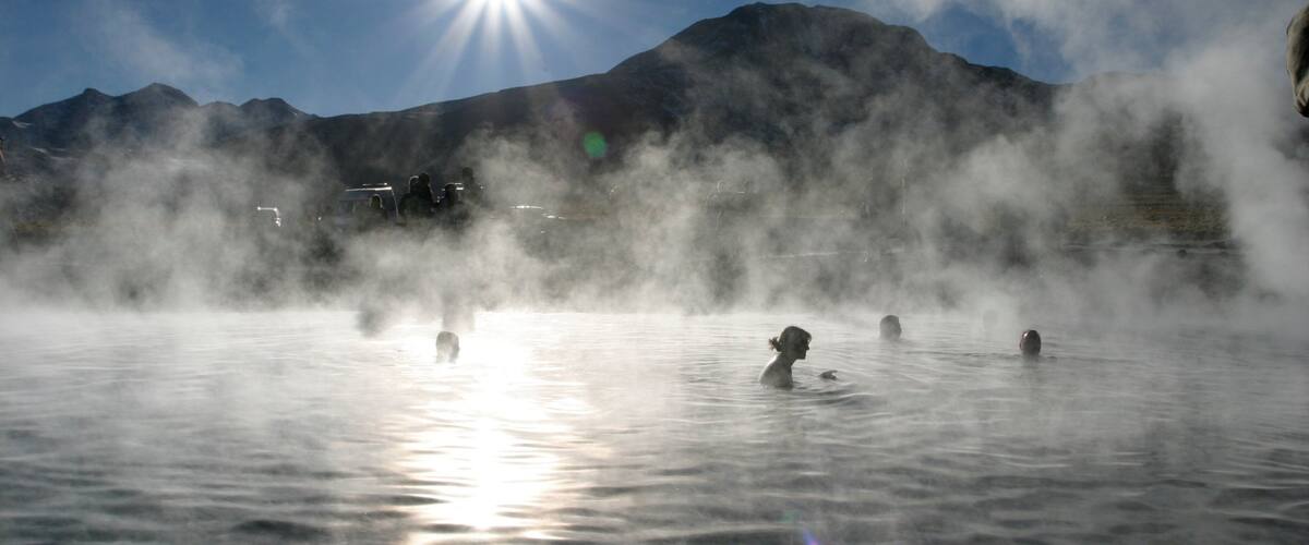 Chile que incluye natación, neblina o niebla y una fuente termal