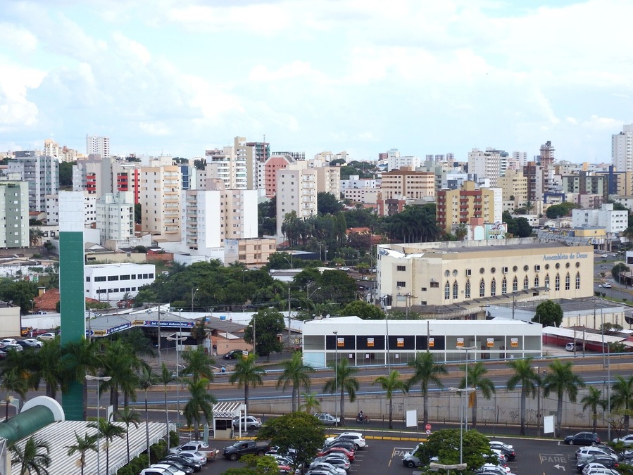 Cidade moderna, centro comercial, universitário e cultural na região do Triangulo Mineiro, Brasil.