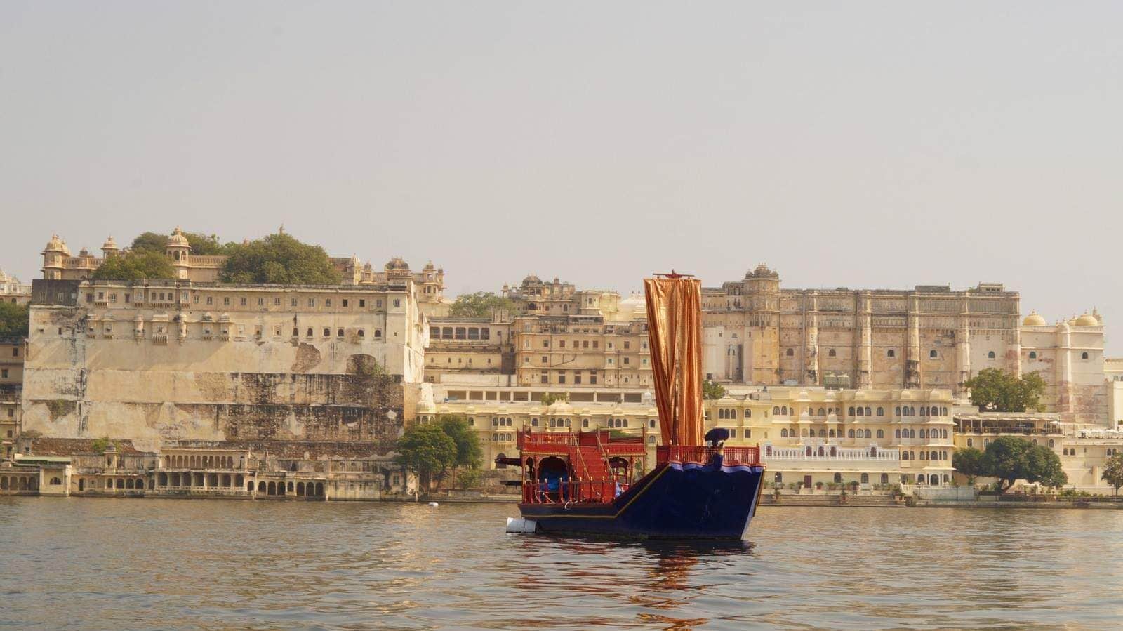 Beautiful rajput architecture from 16th century. Shot in Nov 2017. Best period to visit during winters.
#india #rajasthan #ancientpalace #lake