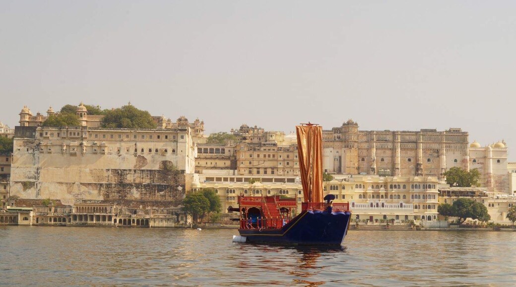 Beautiful rajput architecture from 16th century. Shot in Nov 2017. Best period to visit during winters.
#india #rajasthan #ancientpalace #lake