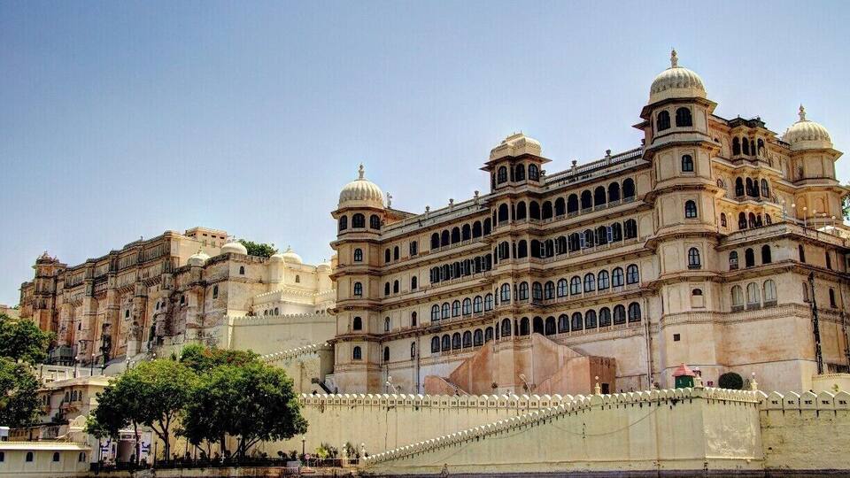 Just part of a massive palce complex in the heart of Udaipur, the palace has mostly been turned into a museum on the inside.
To get this view, take a boat trip out onto the lake, boats are available from within the palace complex (but you have to pay to get in before you even pay for a boat ticket), for a short trip around the lake for the very reasonable price of 200Rs, head to the docks at Lal Ghat.
#architecture