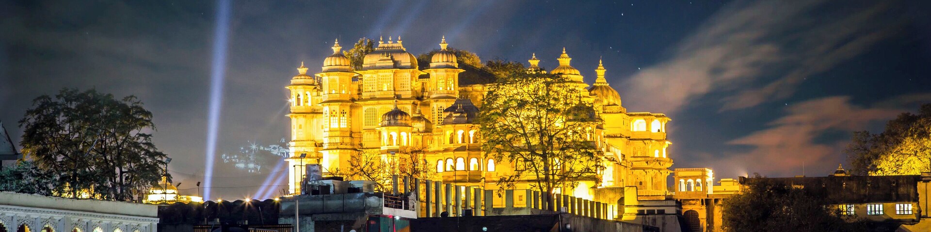 located on the eastern banks of Pichola lake the Udaipur city palace is an example of the splendor enjoyed by the rulers of Mewar in the 16th century
#history