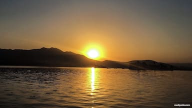 The golden ball of fire dousing down…
#sunsets #travel #solotravel #dusk #water #sunsetsoverlakes #lakepichola #rajasthan #udaipur #india #sassilysolo