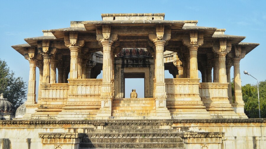 The site contains more than 250 cenotaphs of the maharajas of Mewar that were built over approximately 350 years.