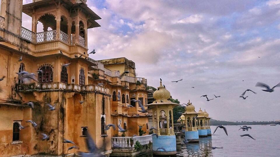 Take an early morning walk at Gangaur Ghat and witness a peaceful Udaipur.
#Udaipur #Rajasthan #IncredibleIndia