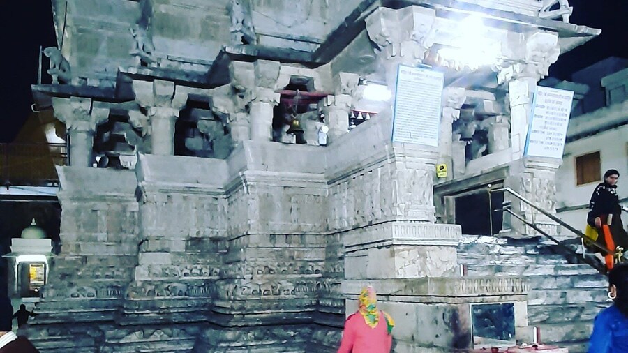 Jagdish Temple is one of the famous temples of Udaipur. Located in the City Palace complex of Udaipur, this temple is made in the Indo-Aryan style of architecture. In 1651, Jagdish temple was built by Maharana Jagat Singh, who ruled Udaipur during 1628-53. The temple is dedicated to Lord Vishnu (Laxmi Narayan), the preserver of the Universe. It is celebrated for being the largest temple in the city of Udaipur. The gateway of this temple can be sited at a distance of 150 meters from the Bara Pol of the City Palace.
This three-storied temple is a wonder of architecture that comprises beautifully carved pillars, decorated ceilings, painted walls and lush halls. In those times, 1.5 million rupees were spent to raise this structure. The spire of the main temple is around 79 feet high that undoubtedly dominates the skyline of Udaipur. This shikhar