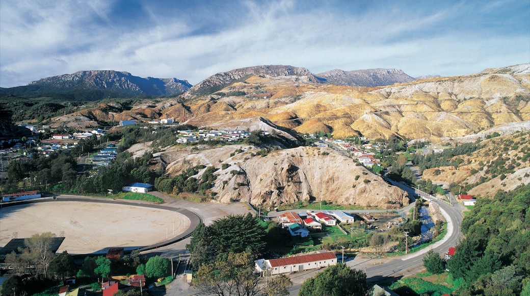 Queenstown montrant gorge ou canyon et petite ville ou village